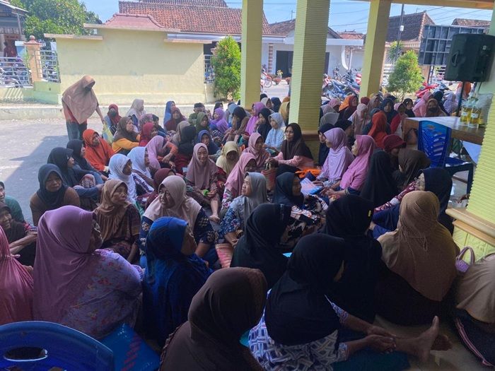 PENYALURAN BANSOS BERAS DAN MINYAK GORENG DI DESA SETREN - KADES SUNARTO AJAK KPM UNTUK BERSEDEKAH GUNA REDAM KECEMBURUAN SOSIAL