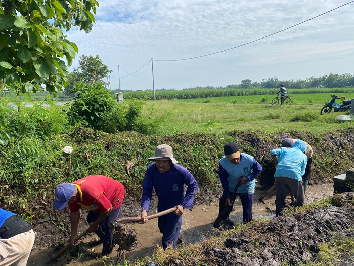DESA SETREN GELAR KERJA BAKTI PKT, BERSIHKAN SALURAN AIR ANTISIPASI MUSIM HUJAN