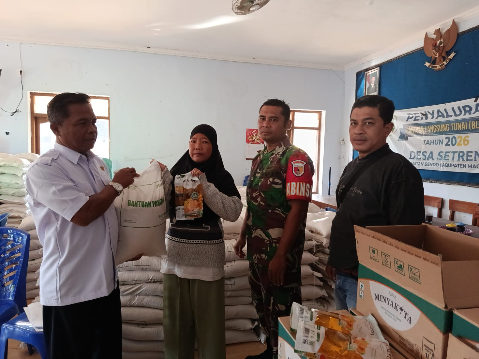 DESA SETREN SALURKAN BANTUAN PANGAN - MENGUBAH BERBAGI MENJADI BENTUK SYUKUR YANG HAKIKI